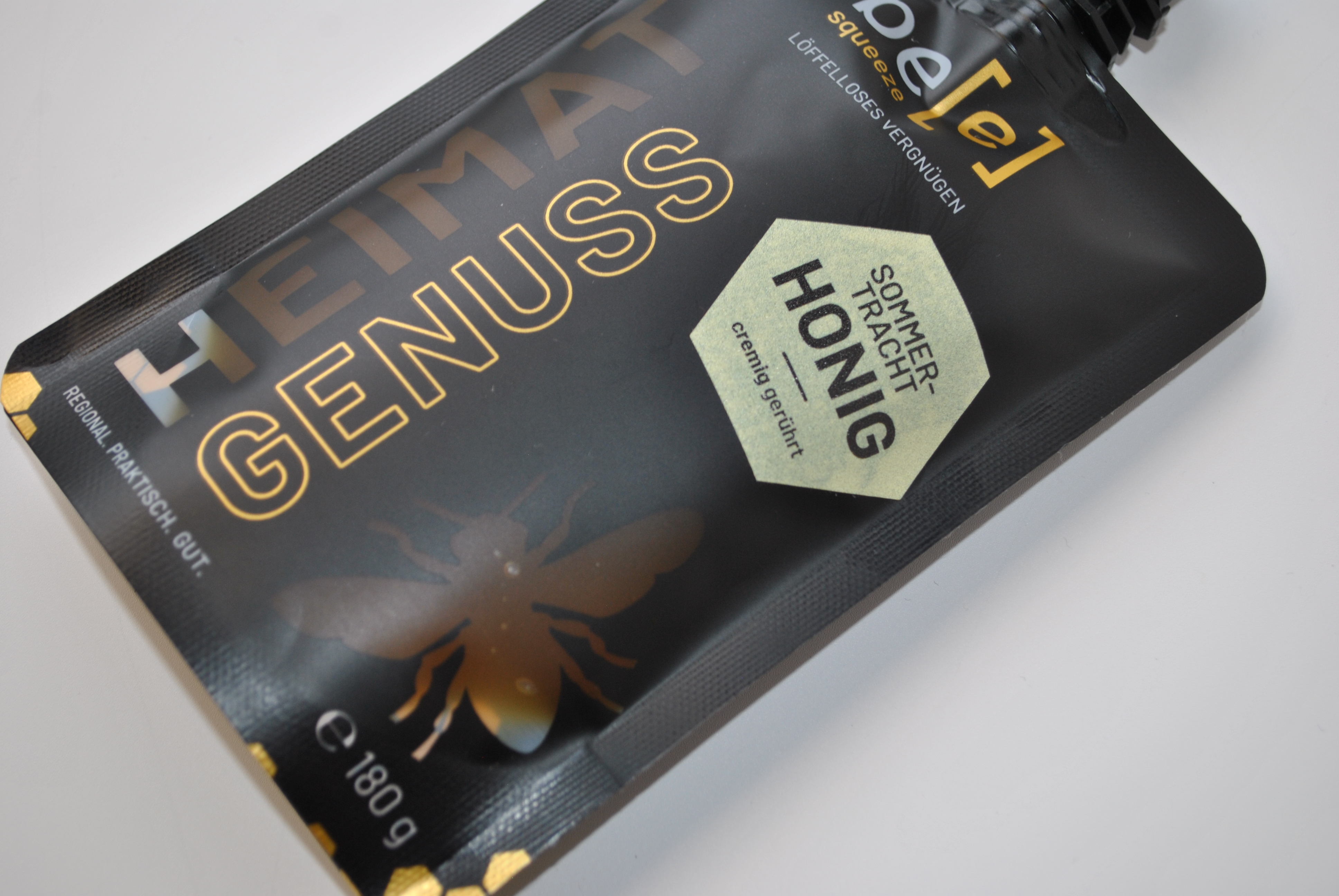 sommertracht-geruehrte-version-tropffrei-sommerhonig-bluete-und-wald-im-quetschbeutel-von-beesqueeze-imkerhonig-regional