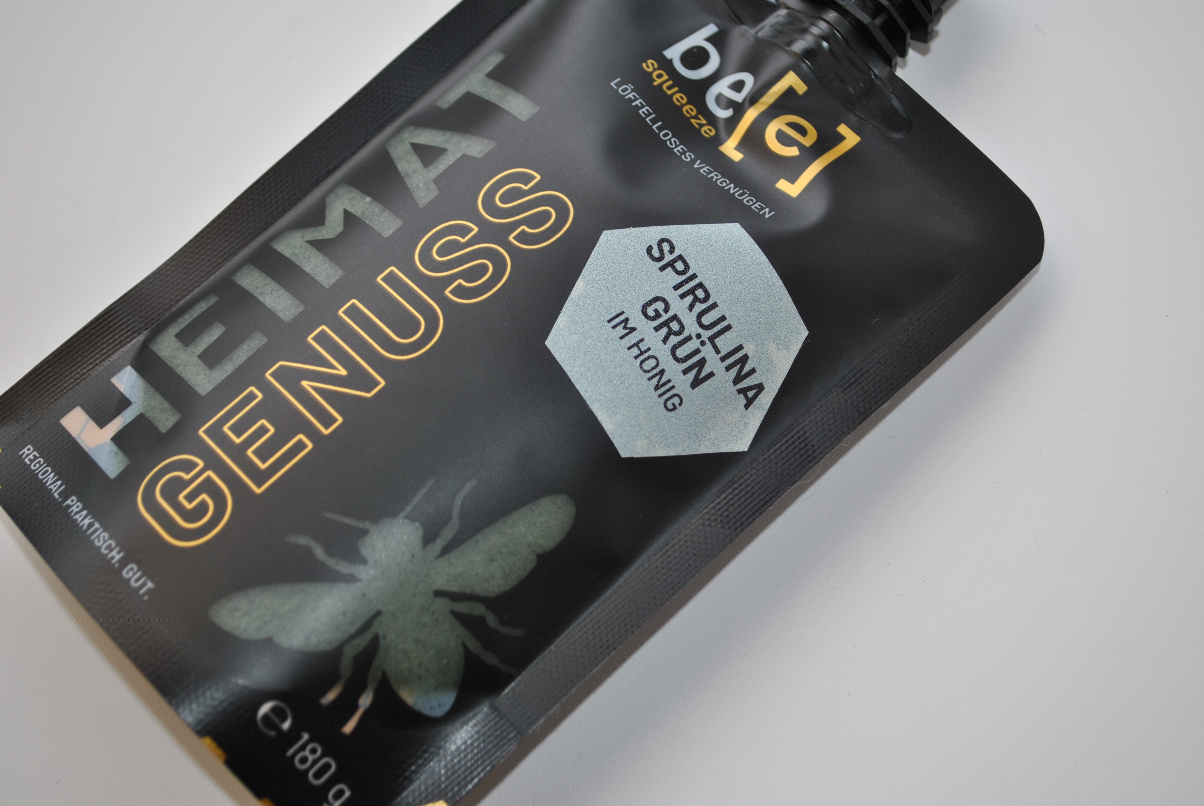 Spirulina grün im Honig regionaler Imkerhonig im praktischen, cleveren Quetschbeutel von bee squeeze